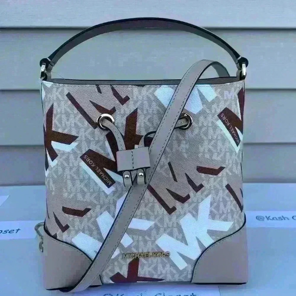 Michael Kors Purse Mercer Medium Drawstring Bucket Messager Bag -Buff Multi - Picture 1 of 9